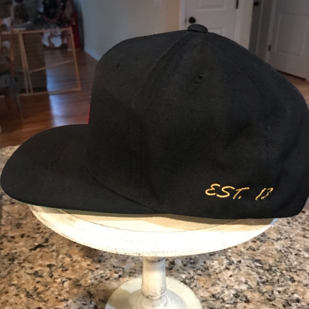 👟KICKCLUSIVE Adjustable Cap - Picture 5 of 6